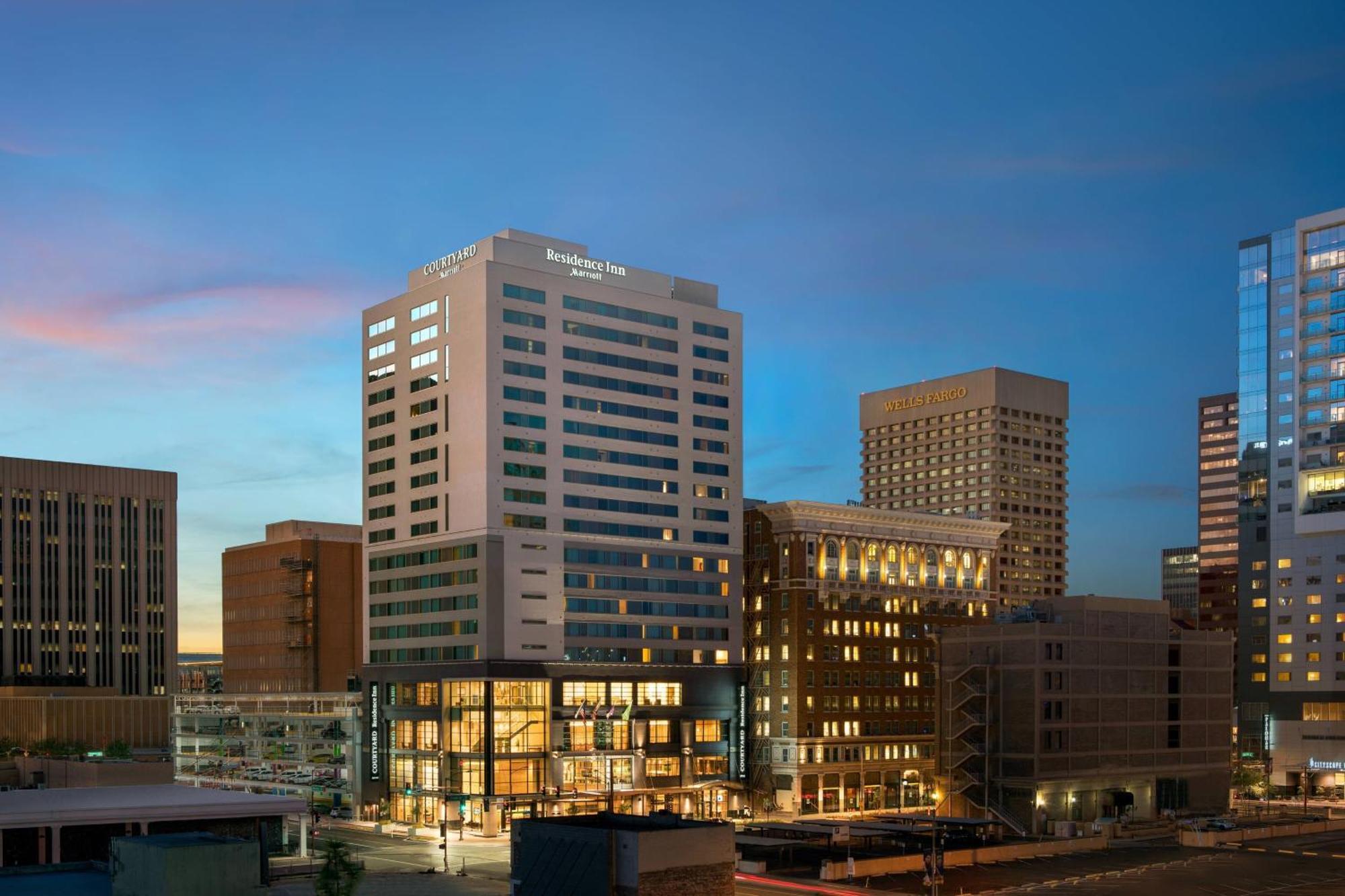 Courtyard By Marriott Phoenix Downtown Exterior photo