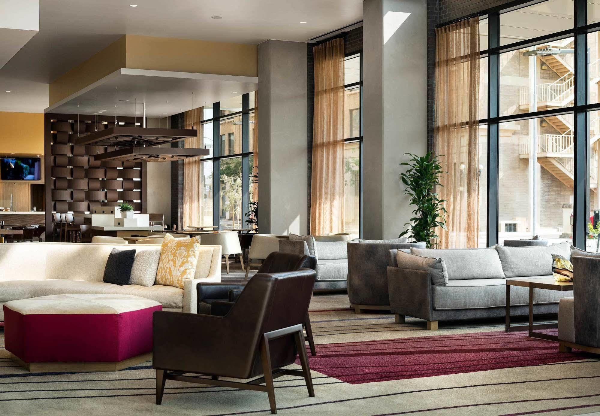 Courtyard By Marriott Phoenix Downtown Exterior photo