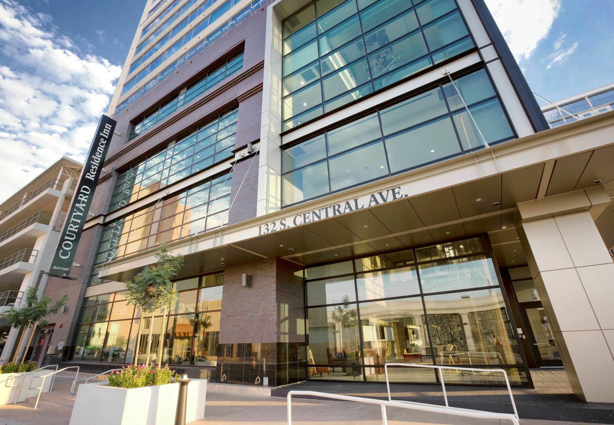 Courtyard By Marriott Phoenix Downtown Exterior photo